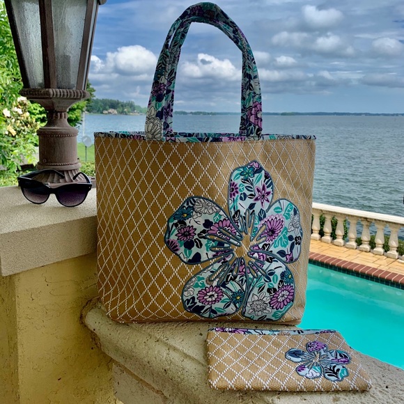 Gorgeous Vera Bradley Beach Tote and Clutch - Picture 3 of 10
